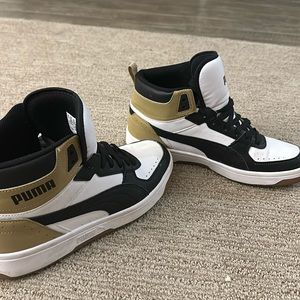 They are Puma brand men's shoes in white, black and gold, they are almost new